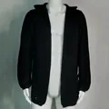 Vista detallada de un cárdigan de punto negro para hombre con capucha y tejido de textura - Negro