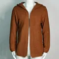 Vista frontal de una chaqueta de punto marrón con capucha para hombre y puños - S / Parte superior (BP186) / Marrón