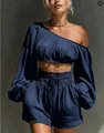 Dettaglio del set in lino blu scuro con top monospalla crop e pantaloncini a vita alta con cordino - Taglia S / Top E Pantaloni / Blu navy