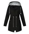 Vorderansicht einer schwarzen wasserdichten Outdoor-Jacke mit gestreiftem Kapuzenfutter - Schwarz