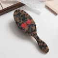 Dettaglio di una lussuosa spazzola per capelli in acetato tartarugato con motivo a ciliegie - Stile Ciliegia (2#) / Tartarugato