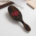 Nahaufnahme einer Schildpatt-Haarbürste mit einem marmorierten roten Herzinlay-Design - Herz Stil (1#) / Schildpatt