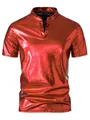 Detailansicht des leuchtend roten Metallic-Stoffs auf dem modischen Henley-Herren-T-Shirt - S / Oberteile / Rot