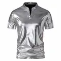 Nahaufnahme der glänzenden metallischen Stoffstruktur und des Henley-Kragens am Shirt. - S / Oberteile / Silber