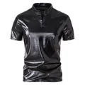 Detail eines glänzenden schwarzen Herren-Henley-T-Shirts mit metallischer Textur - S / Oberteile / Schwarz