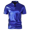 Blau glänzendes Herren Metallic T-Shirt mit Henley Kragen für Mode und Nachtclub Events. - Blau
