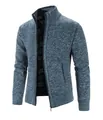 Dettaglio del cardigan in maglia blu da uomo con fodera in pile e trama testurizzata - grigio-blu