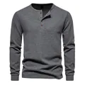 Dettaglio della finta a quattro bottoni e della trama a nido d'ape di una camicia Henley grigia. - Taglia S / Top / Grigio scuro