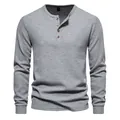 Primo piano di una maglia Henley grigia in maglia a nido d'ape con quattro bottoni. - Taglia S / Top / Grigio chiaro