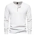 Dettaglio di una maglietta Henley da uomo in maglia a nido d'ape bianca con quattro bottoni. - Taglia S / Top / Bianco