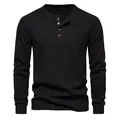 Vista dettagliata della trama waffle nera su questa maglia Henley a maniche lunghe uomo - Taglia S / Top / Nero