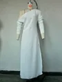 Vue détaillée d'une robe en tricot blanc à manches longues avec fente latérale et plis - S / Robes / Blanc