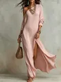Vue détaillée d'une élégante robe longue plissée rose avec fente haute et manches. - S / Robes / Rose