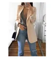 Close-up van beige slim-fit blazer met revers en zak voor de herfstmode voor dames - Abrikoos