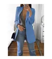 Detailopname van een stijlvolle lichtblauwe getailleerde damesblazer met reverskraag - Blauw
