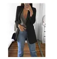 Elegante zwarte getailleerde dames blazer met revers in een trendy spiegel selfie - Zwart