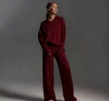 Ganzkörperansicht eines stilvollen weinroten Polo-Pullovers und einer weiten Hose. - Einheitsgröße / Oberteil Und Unterteil / Rot