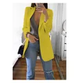 Stijlvolle gele dames slim fit blazer jas met revers in een thuisomgeving. - S / Tops / Geel