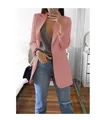 Gedetailleerde blik op een elegante roze slim fit blazer voor dames met een revers - Oudroze