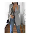 Detail van een grijze slim-fit blazer met revers gecombineerd met jeans in een spiegelselfie. - Lichtgrijs