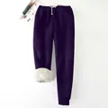 Primer plano de pantalones de invierno morados con forro polar blanco grueso y suave - S / Bottoms / Púrpura