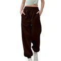 Detail van de pasvorm van een bruine, losse katoenen joggingbroek voor kinderen. - Kastanjebruin