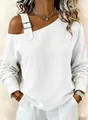 Detalle de blusa blanca de lino con hombros descubiertos y hebilla decorativa en hombro. - S / Tops / Blanco