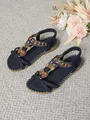 Handgefertigte flache Bohème-Sandalen mit blauen Riemen, bunten Perlen und Schmetterlingsanhängern. - 38 / Marineblau
