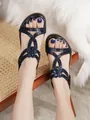 Dettaglio dei sandali piatti bohémien da donna con strass blu scintillanti - Blu scuro