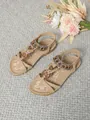 Beige flache Boho-Sandalen mit handgefertigten Perlen und Schmetterlings-Anhängern auf Teppich - 35 / Aprikose
