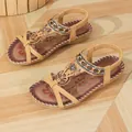 Böhmische flache Sandalen in Hellbraun mit handgefertigten Perlen und Strasssteinen - 35 / Kurkuma