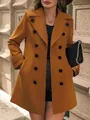 Vista dettagliata di un elegante cappotto di lana doppiopetto per donne in autunno - Taglia S / Top / Colore caramello