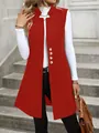 Dettaglio di un gilet lungo senza maniche in lana rossa con bottoni dorati chic. - Taglia S / Top / Rosso