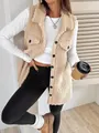 Vista dettagliata del gilet in pile beige da donna con revers e chiusura a bottoni - Taglia S / Top / Albicocca