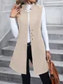 Elegante gilet lungo senza maniche beige, con top bianco a collo alto e borsa in pelle marrone. - Taglia S / Top / Albicocca