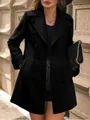 Vista dettagliata di un elegante cappotto di lana nero doppiopetto con bottoni di stile - Taglia S / Top / Nero