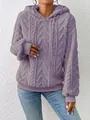 Primer plano de sudadera con capucha de punto de ochos lavanda suave para la mujer. - Violeta Claro