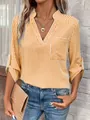 Détail de la blouse à rayures jaunes col en V avec poche et manches retroussées. - L / Hauts / Curcuma