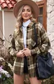 Donna che indossa una giacca a camicia scozzese marrone oversize con colletto a rever - Taglia S / Top / Quadri Caffè E Albicocca