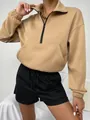 Detailansicht eines beigen Damen-Sweatshirts mit halbem Reißverschluss und Stehkragen - S / Oberteile / Aprikose