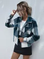 Vista dettagliata di una giacca di lana a scacchi blu e bianchi da donna con bottoni monopetto - Taglia S / Top / Quadri Verdi e Bianchi