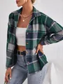 Detalle de una sobrecamisa de cuadros verdes con cuello de solapa para mujer. - S / Parte Superior (GS81069) / Cuadros Verdes