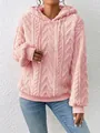 Primer plano de sudadera con capucha de felpa rosa con patrón de trenzas - S / Tops / Rosa