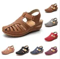 Cómodas sandalias de cuña de verano para mujer con recortes en varios colores. - 35 / Marrón