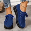 Vue détaillée des mocassins à plateforme en daim bleu avec semelle noire épaisse - Bleu