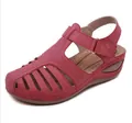 Detalle de sandalias de cuña rojas con cortes transpirables y una correa ajustable - 35 / Rojo