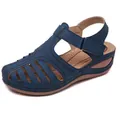 Vista detallada de las sandalias con cuña azul marino con diseño calado y costuras. - 35 / Azul