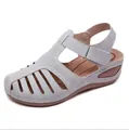 Detalle de sandalias de cuña grises para mujer con un diseño calado transpirable - 35 / Gris
