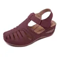 Detalle de las sandalias de cuña color burdeos para mujer con diseño de punta cerrada - 35 / Burdeos