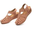 Vista detallada de sandalias de cuña para mujer en color tostado con punta cerrada y costuras - 35 / Rosa